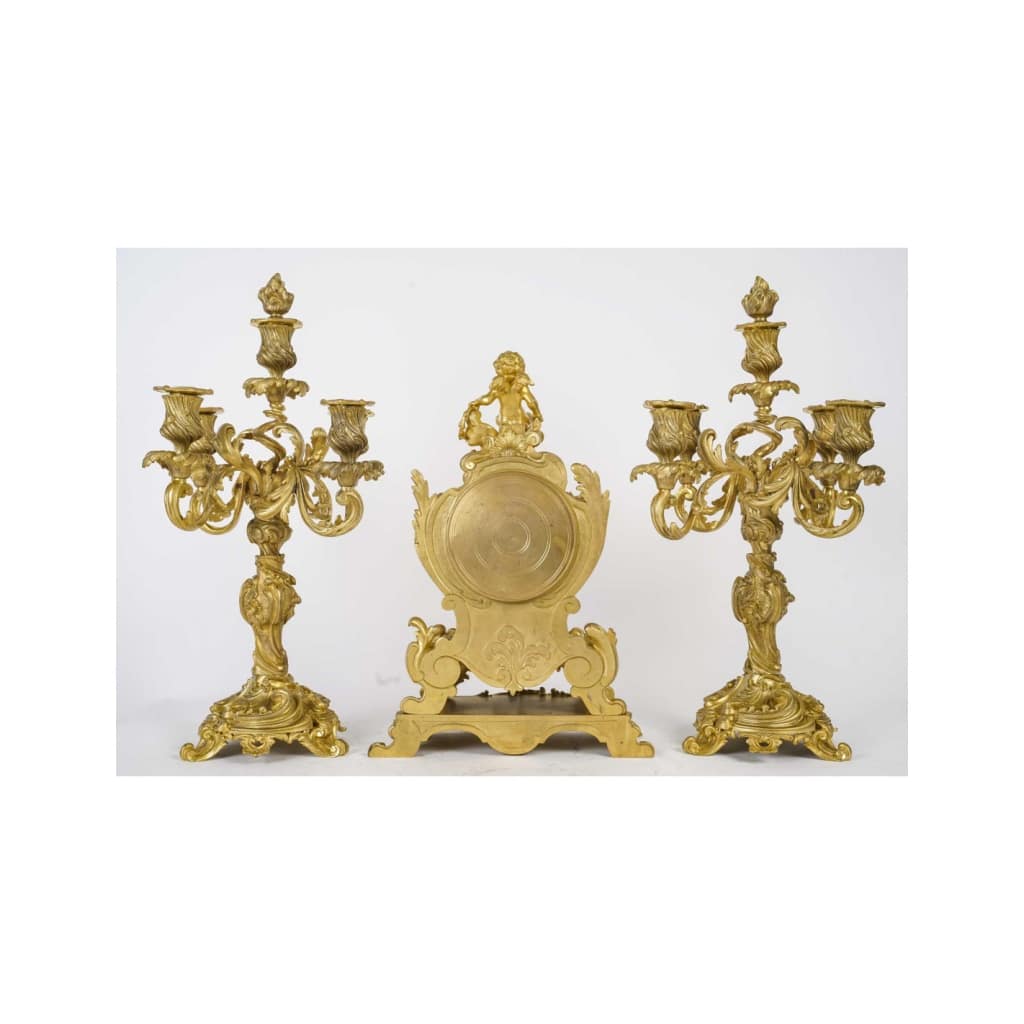 Garniture de cheminée avec ses candélabres en bronze doré de style Louis XV, XIXème siècle. | Biron 