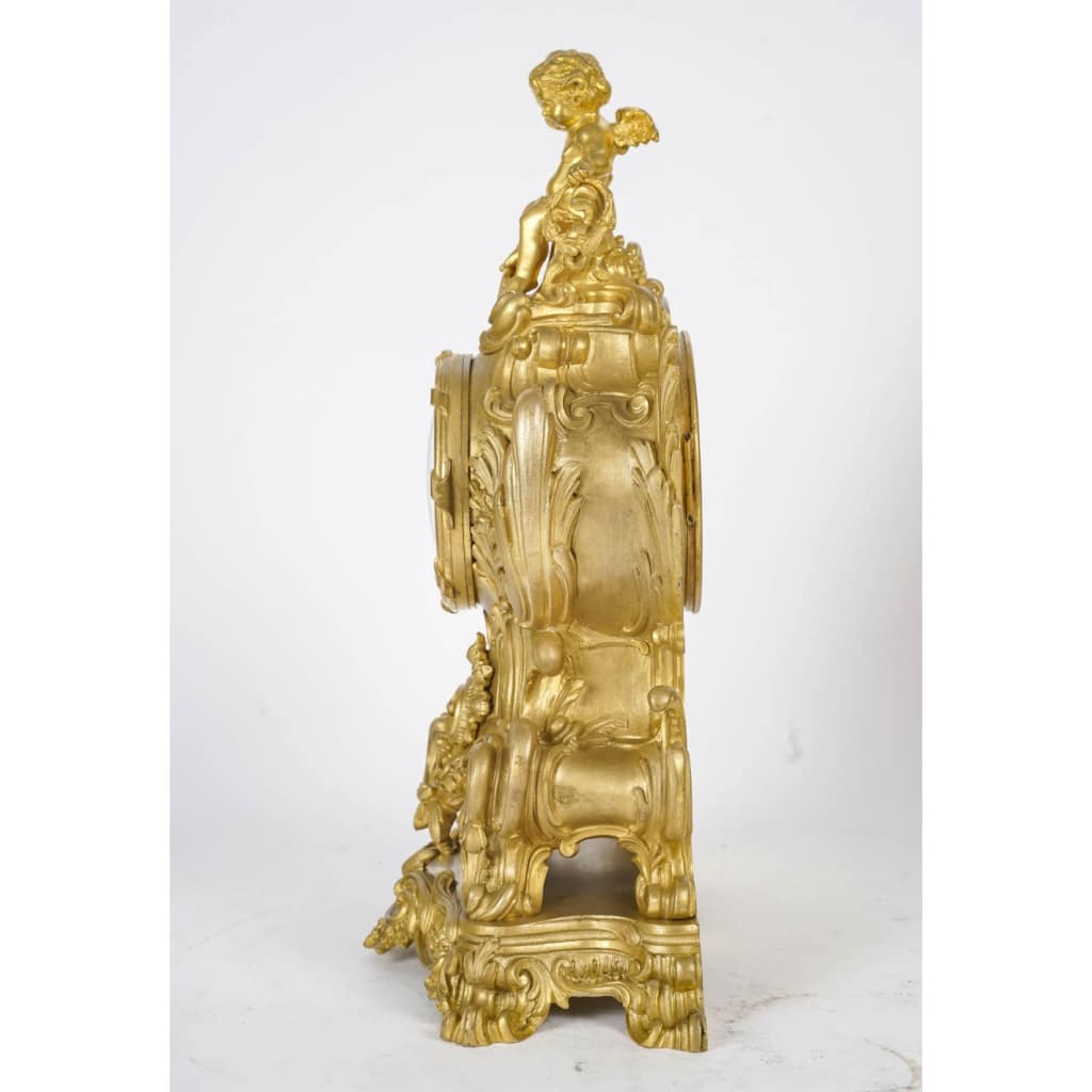 Garniture de cheminée avec ses candélabres en bronze doré de style Louis XV, XIXème siècle. | Biron 