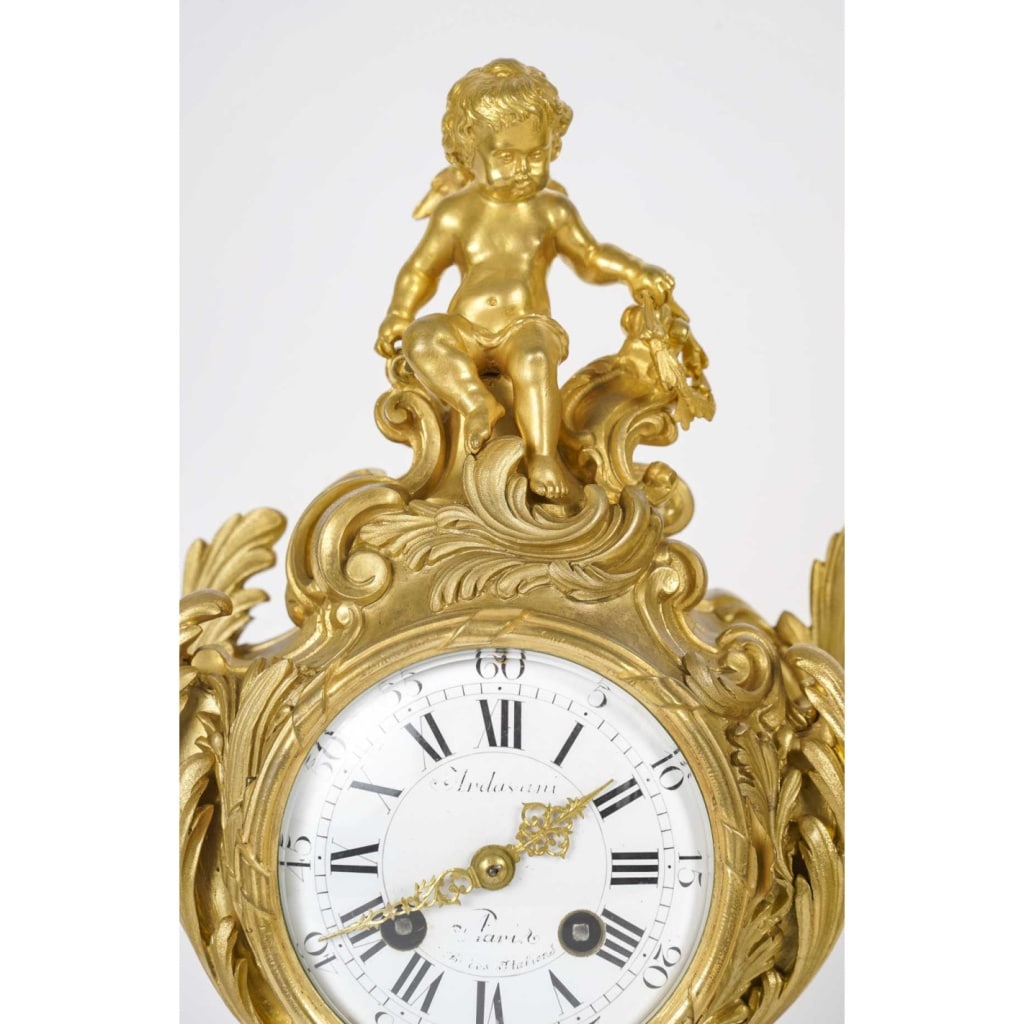 Garniture de cheminée avec ses candélabres en bronze doré de style Louis XV, XIXème siècle. | Biron 