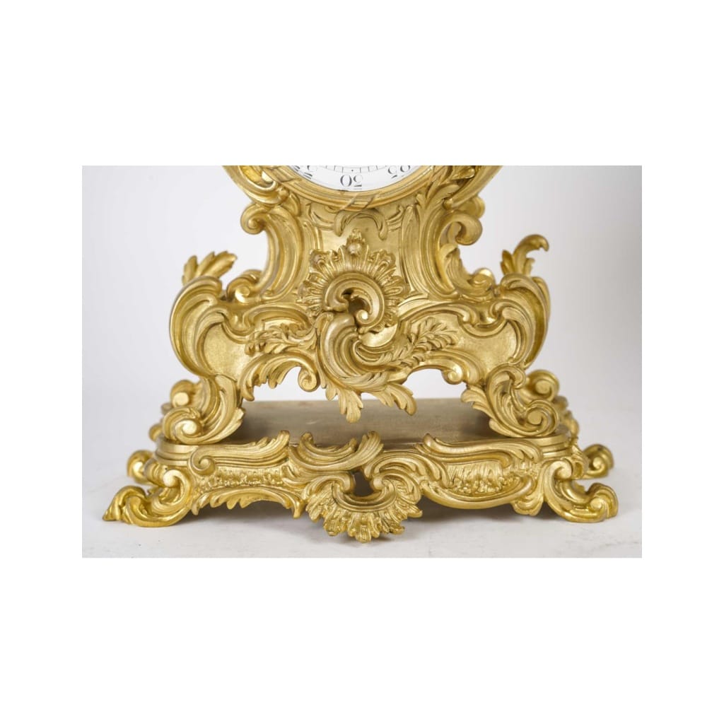 Garniture de cheminée avec ses candélabres en bronze doré de style Louis XV, XIXème siècle. | Biron 
