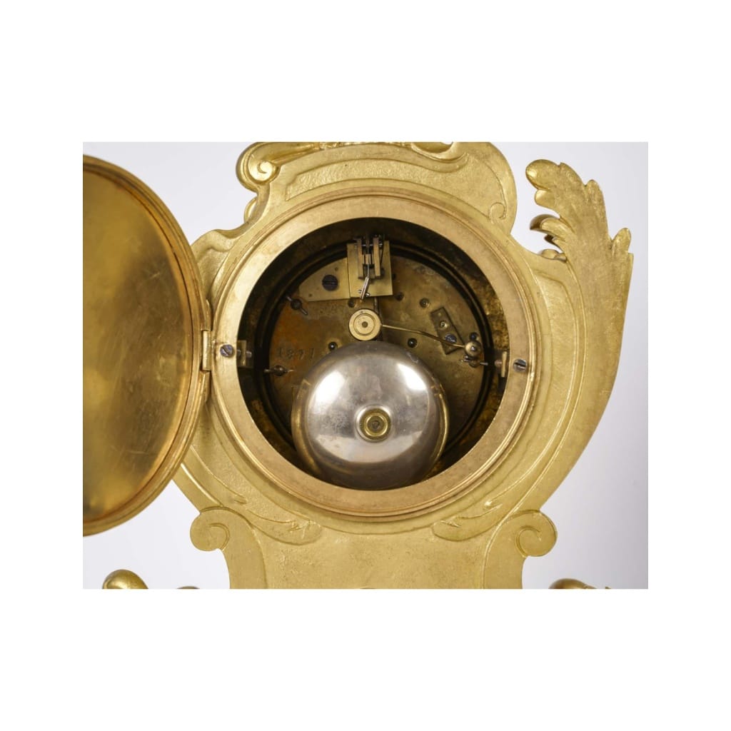 Garniture de cheminée avec ses candélabres en bronze doré de style Louis XV, XIXème siècle. | Biron 