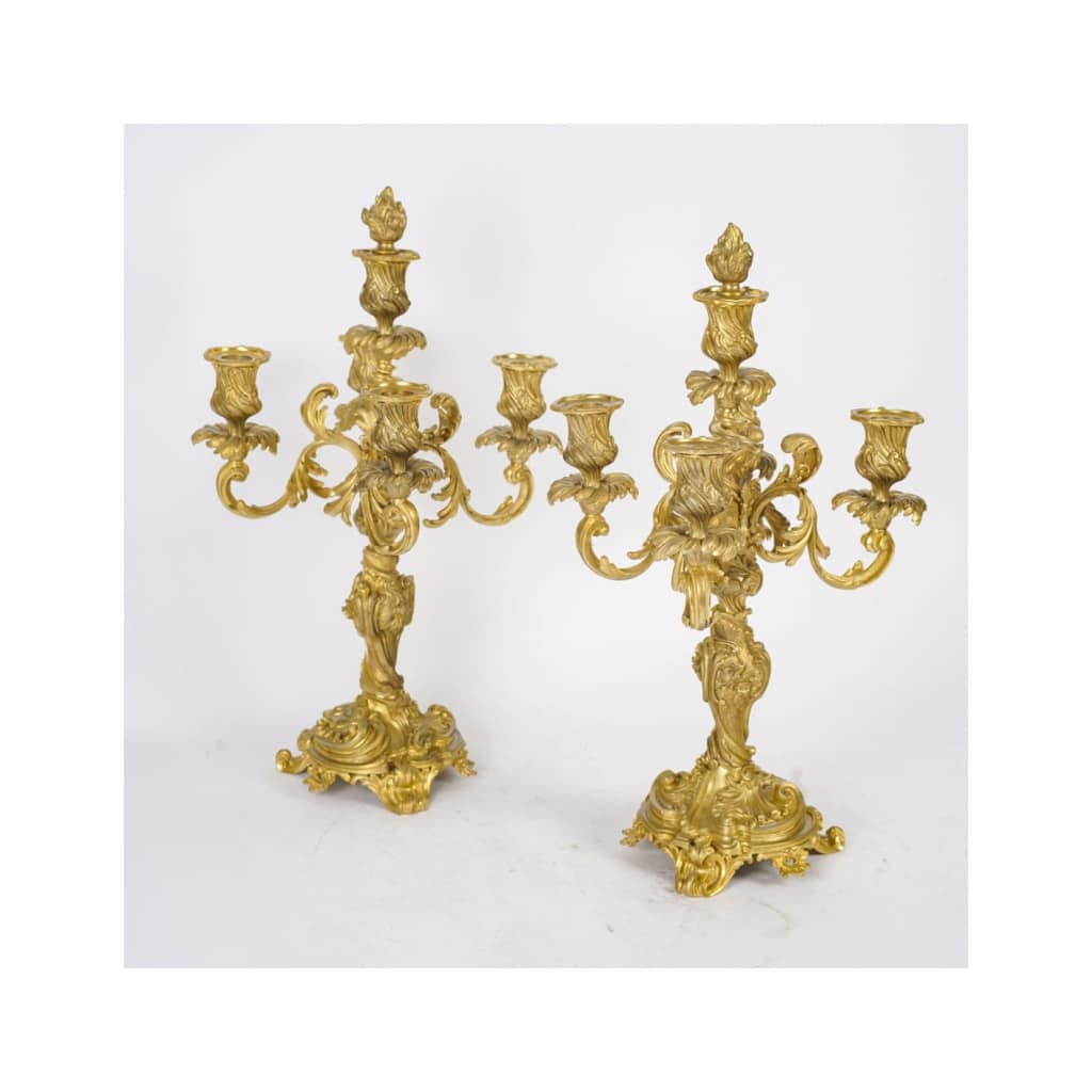 Garniture de cheminée avec ses candélabres en bronze doré de style Louis XV, XIXème siècle. | Biron 