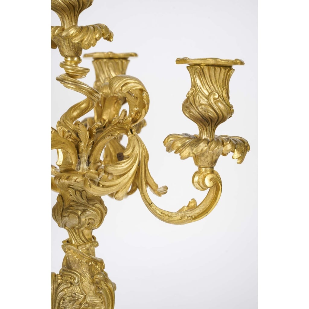 Garniture de cheminée avec ses candélabres en bronze doré de style Louis XV, XIXème siècle. | Biron 
