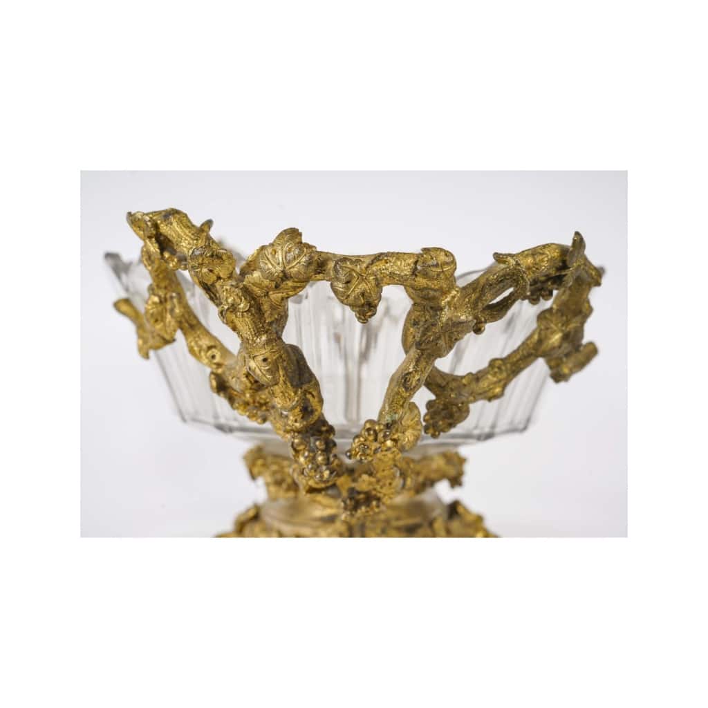 Importante coupe en bronze ciselé et doré, coupe en cristal de Baccarat, XIXème siècle, époque Napoléon III. | Biron 