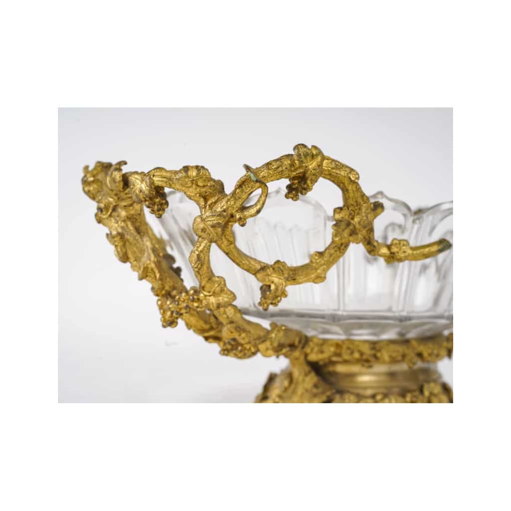 Importante coupe en bronze ciselé et doré, coupe en cristal de Baccarat, XIXème siècle, époque Napoléon III. | Biron 