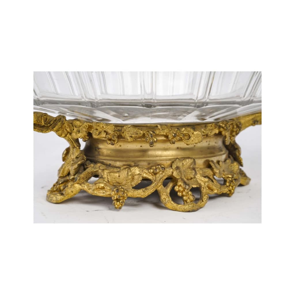 Importante coupe en bronze ciselé et doré, coupe en cristal de Baccarat, XIXème siècle, époque Napoléon III. | Biron 