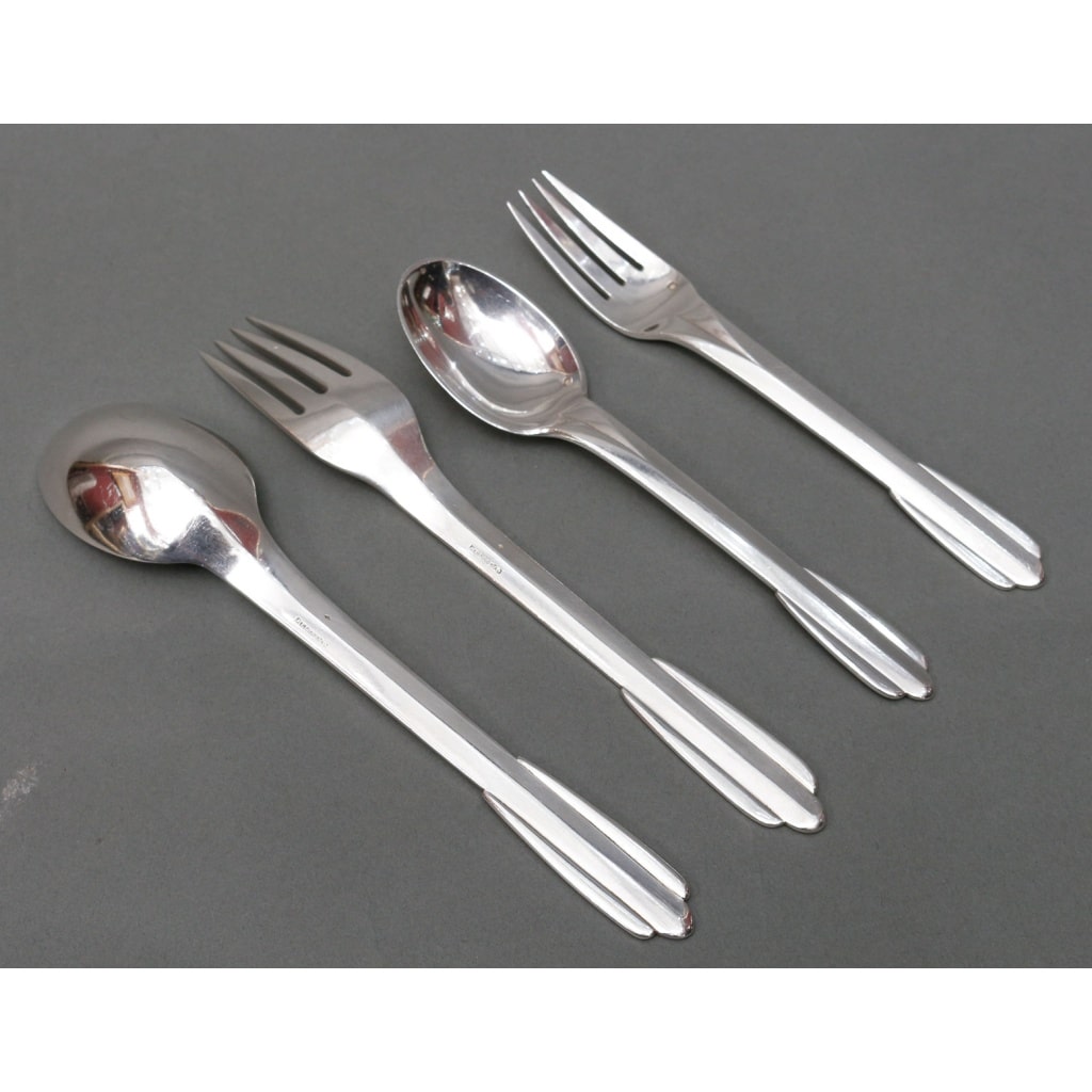FJERDINGSTAD – Ménagère en argent massif 78 Pièces ART DECO | Biron FJERDINGSTAD – Ménagère en argent massif 78 Pièces ART DECO Ménagère en argent massif dans son coffre en bois composé de trois tiroirs. Modèle très rare dessiné par le Designer FJERDINGSTAD. Dimensions du coffre : 51 cm x 37 cm x 23,5 cm Poids : 7268 grammes Matière : Argent 1er titre Poinçon : Minerve Epoque : ART DECO Orfèvre Designer : FJERDINGSTAD (en toute lettre) Origine : France/Paris COMPOSITION : 1er tiroir : 18 cuillères de table 21 cm x 5 cm 18 fourchettes de table 21 cm x 3 cm 2è tiroir : 18 cuillères à dessert 18 cm x 4 cm 18 fourchettes à dessert 18 cm x 3 cm 3è tiroir : 4 cuillères à servir 21 cm x 5,5 cm 1 louche 28,5 cm x 7,5 cm 1 pelle à gâteau 24 cm x 5,5 cm