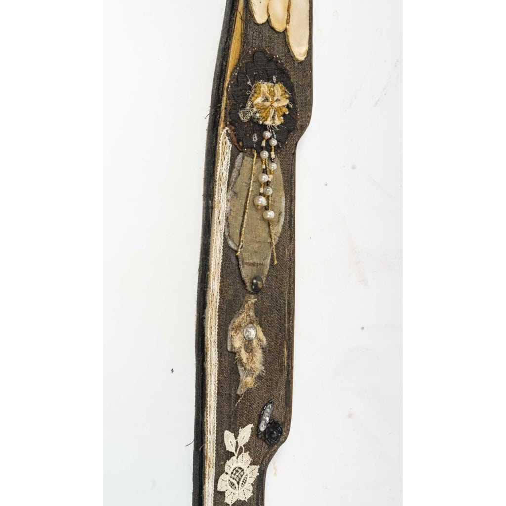 Miroir d’époque Art Nouveau en bois recouvert de passementeries et broderies anciennes, 1920-1925. | Biron 
