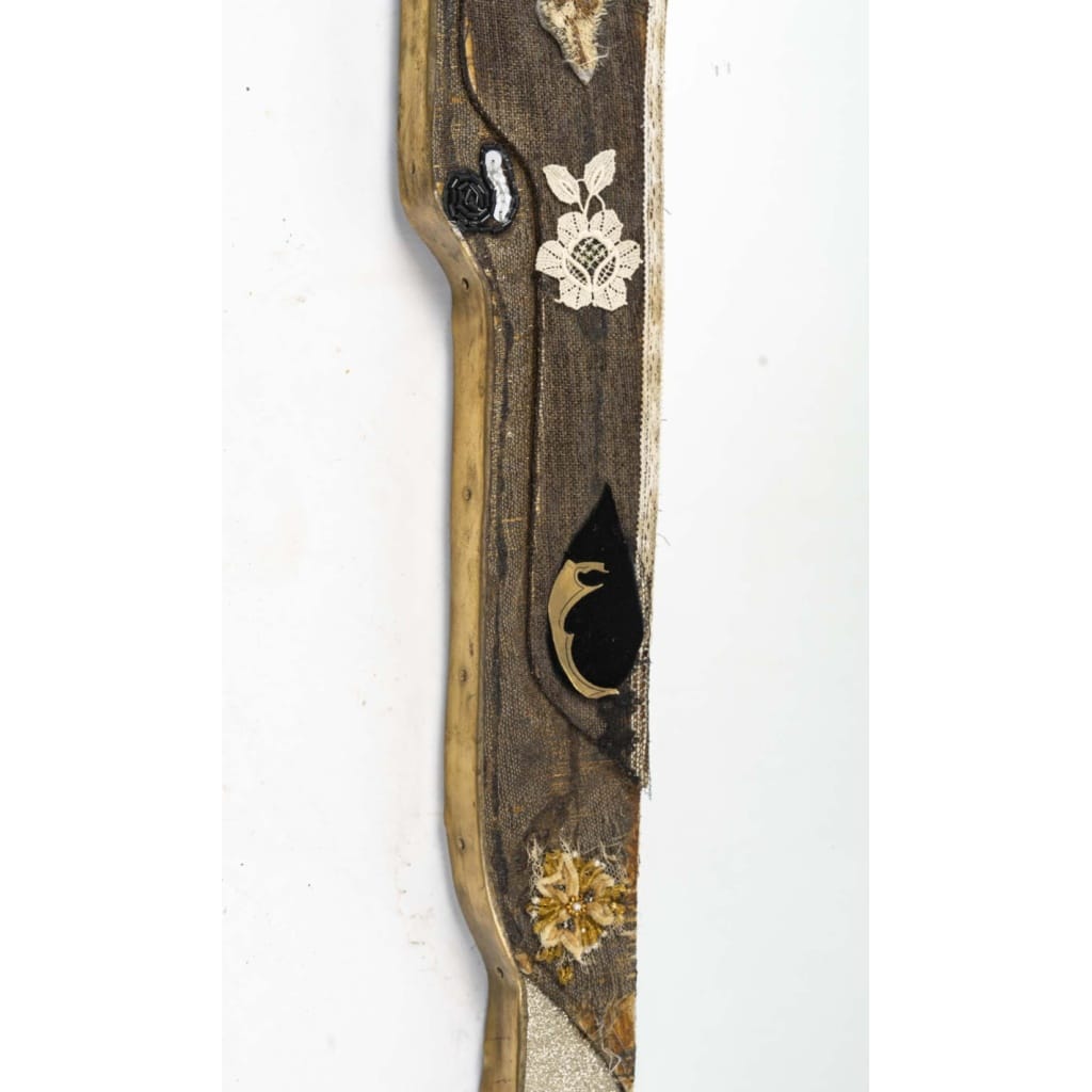 Miroir d’époque Art Nouveau en bois recouvert de passementeries et broderies anciennes, 1920-1925. | Biron 