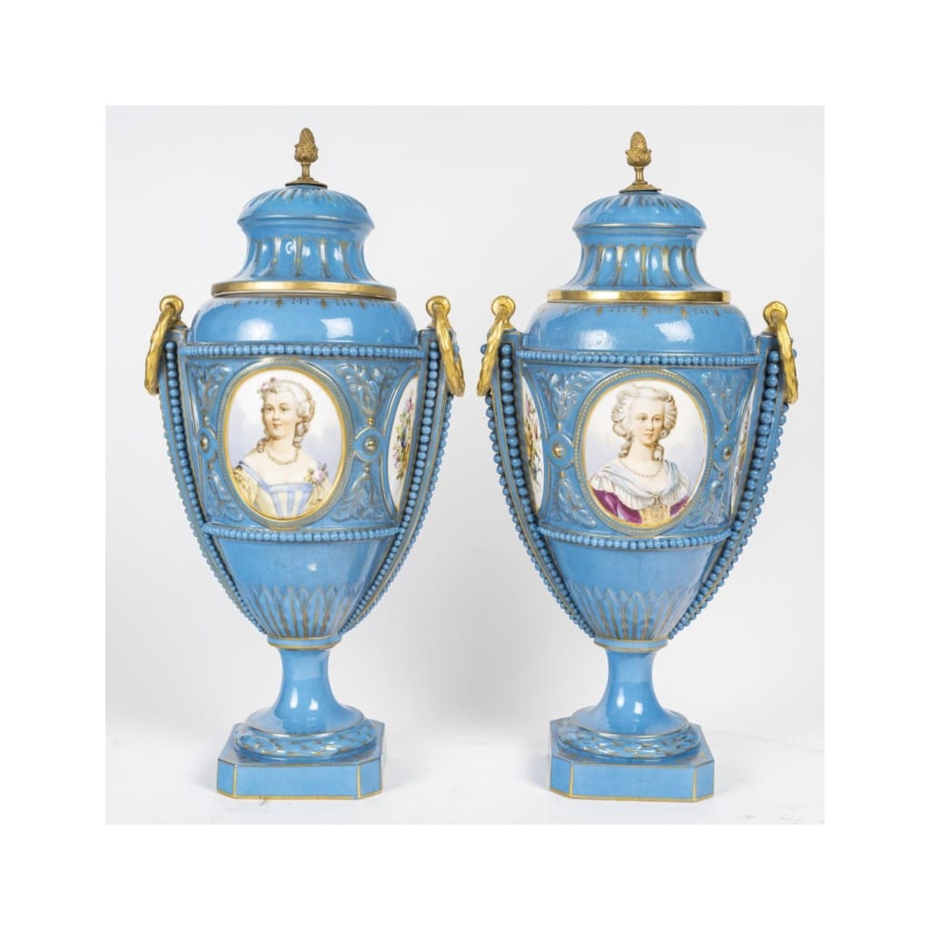Paire de vases couverts en porcelaine de Sèvres, XIXème siècle, époque Napoléon III. | Biron 