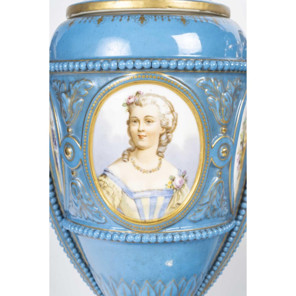 Paire de vases couverts en porcelaine de Sèvres, XIXème siècle, époque Napoléon III. | Biron 