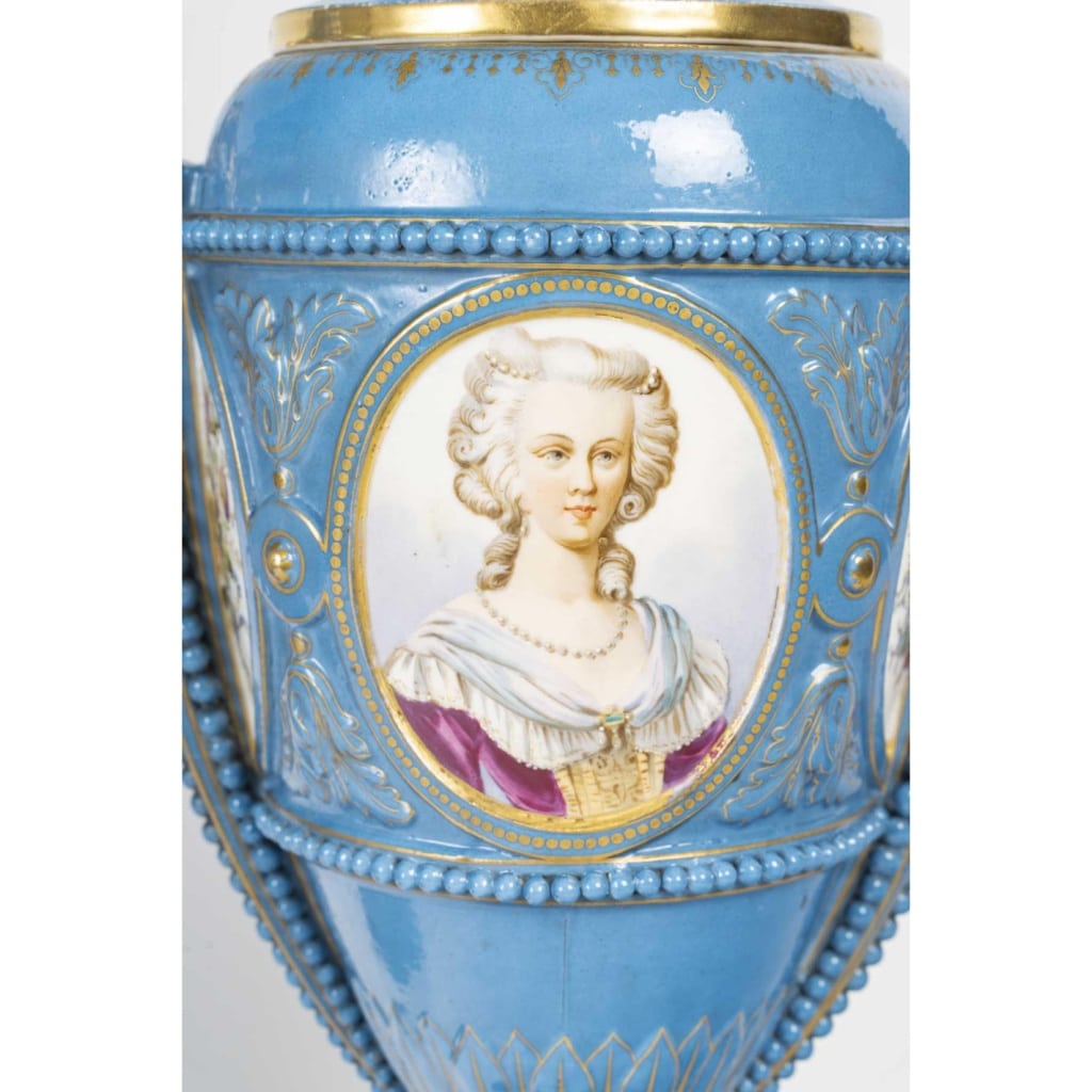 Paire de vases couverts en porcelaine de Sèvres, XIXème siècle, époque Napoléon III. | Biron 