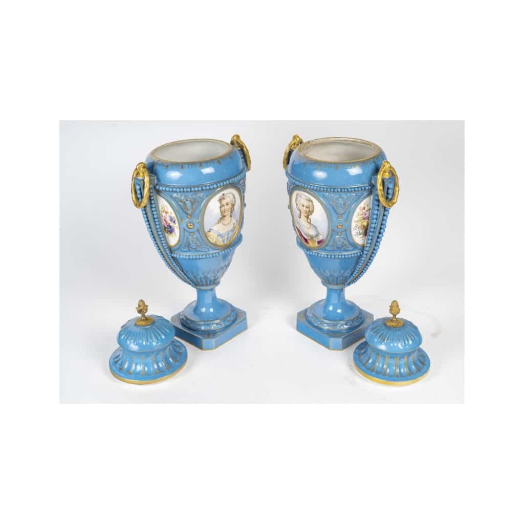 Paire de vases couverts en porcelaine de Sèvres, XIXème siècle, époque Napoléon III. | Biron 