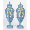 Paire de vases couverts en porcelaine de Sèvres, XIXème siècle, époque Napoléon III. | Biron 