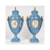 Paire de vases couverts en porcelaine de Sèvres, XIXème siècle, époque Napoléon III. | Biron 