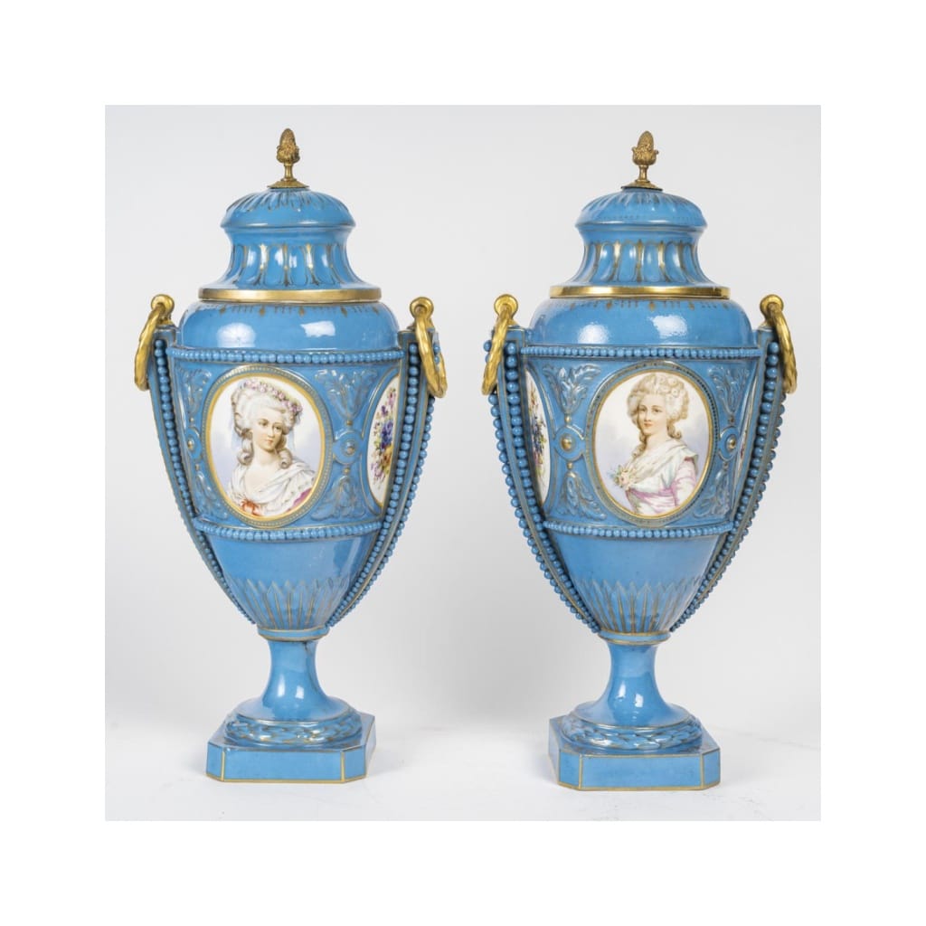 Paire de vases couverts en porcelaine de Sèvres, XIXème siècle, époque Napoléon III. | Biron 