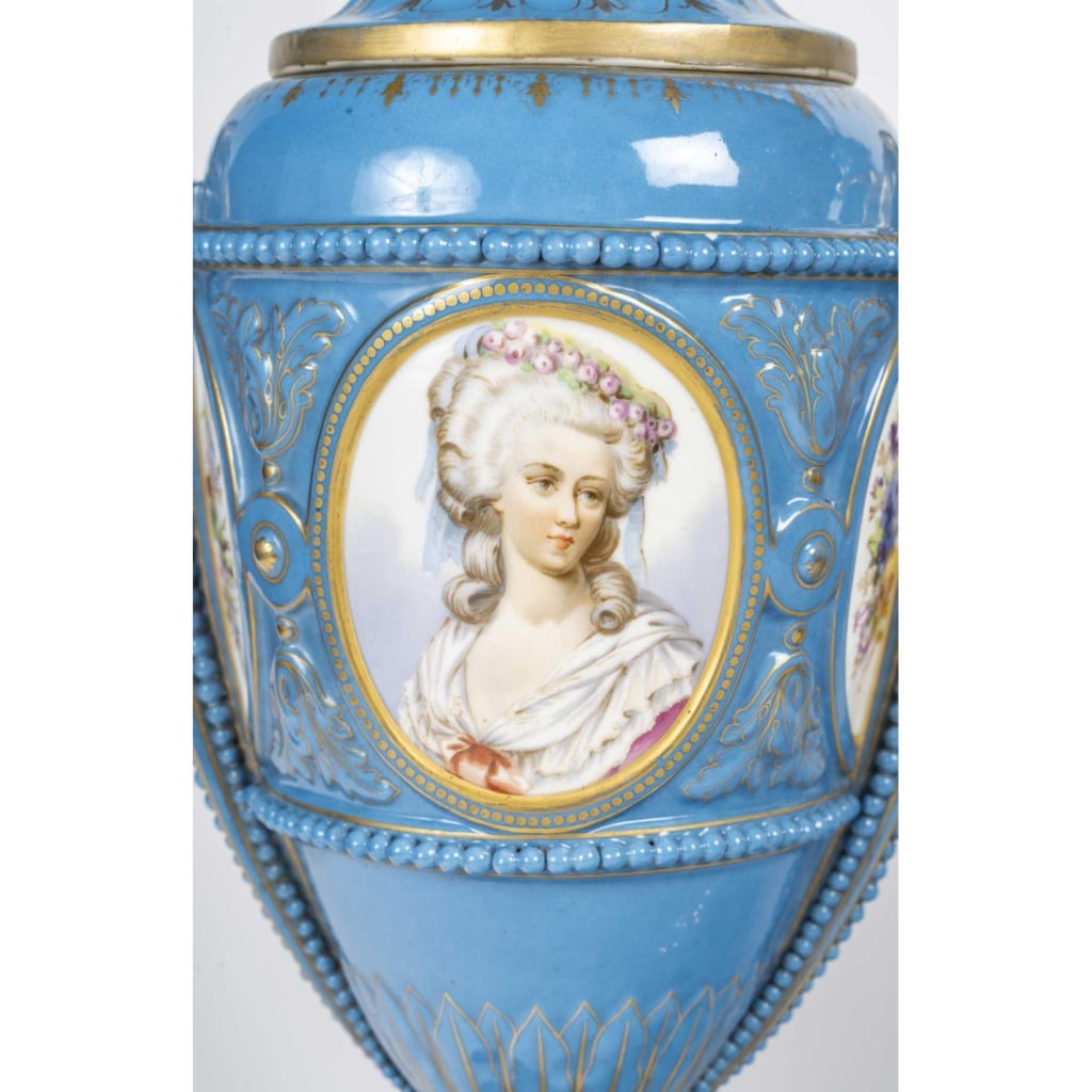 Paire de vases couverts en porcelaine de Sèvres, XIXème siècle, époque Napoléon III. | Biron 