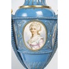 Paire de vases couverts en porcelaine de Sèvres, XIXème siècle, époque Napoléon III. | Biron 