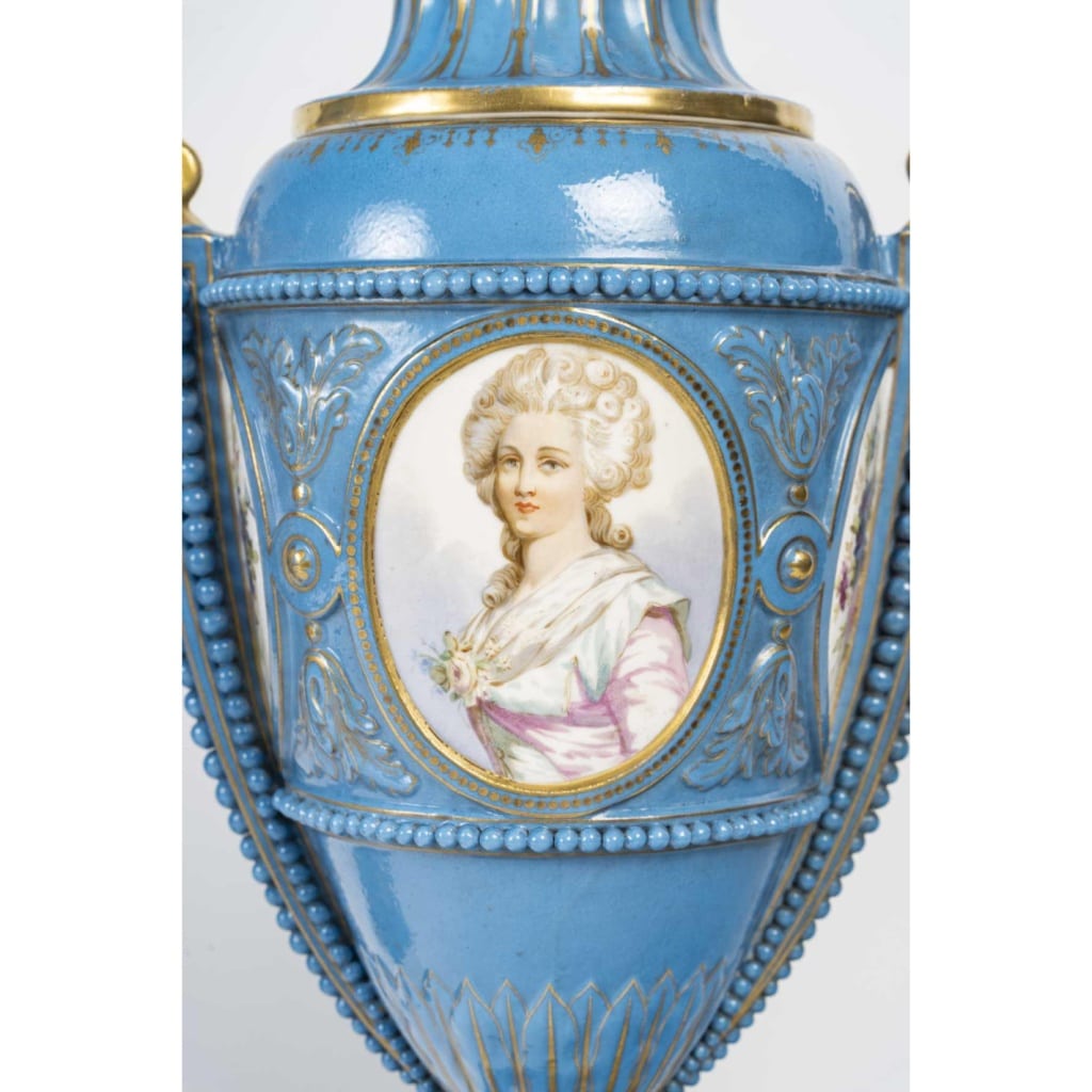 Paire de vases couverts en porcelaine de Sèvres, XIXème siècle, époque Napoléon III. | Biron 