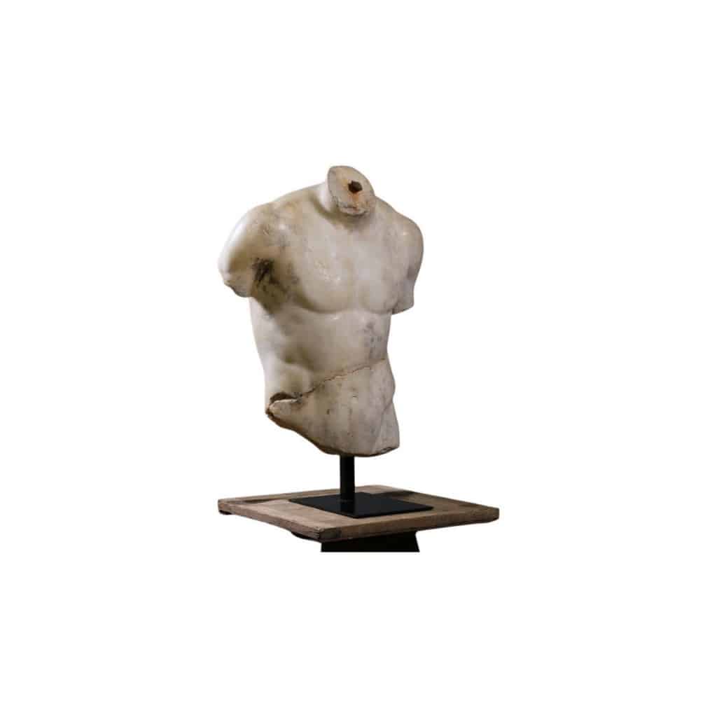 Sculpture représentant un torse d’homme dans le goût helléniste, XXIème Siècle. | Biron 