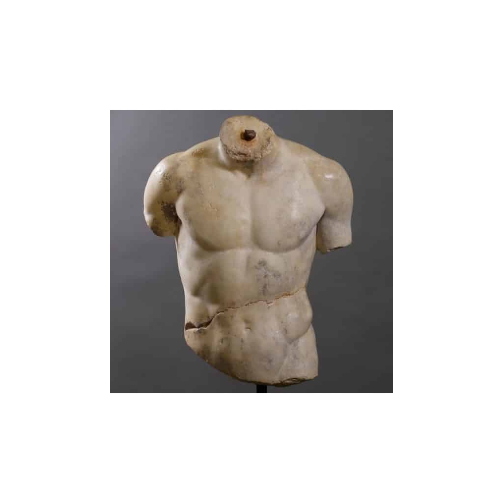 Sculpture représentant un torse d’homme dans le goût helléniste, XXIème Siècle. | Biron 