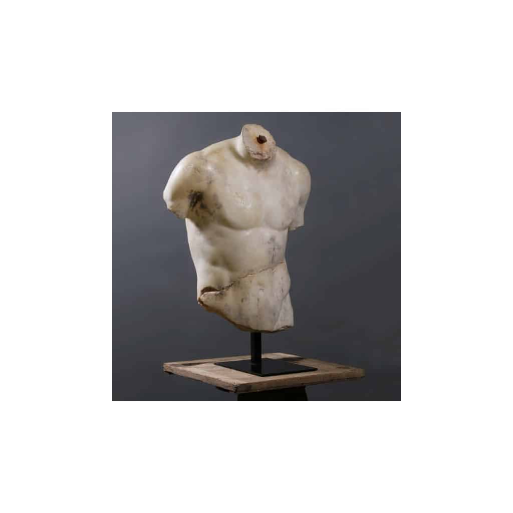 Sculpture représentant un torse d’homme dans le goût helléniste, XXIème Siècle. | Biron 