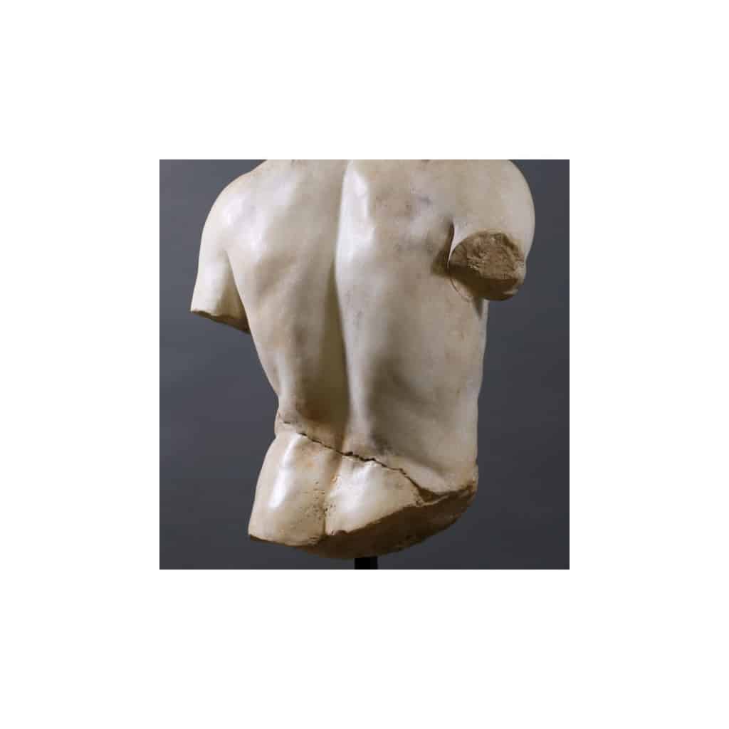 Sculpture représentant un torse d’homme dans le goût helléniste, XXIème Siècle. | Biron 