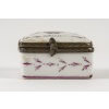Une petite boite pillulier en porcelaine de forme carré | Biron 