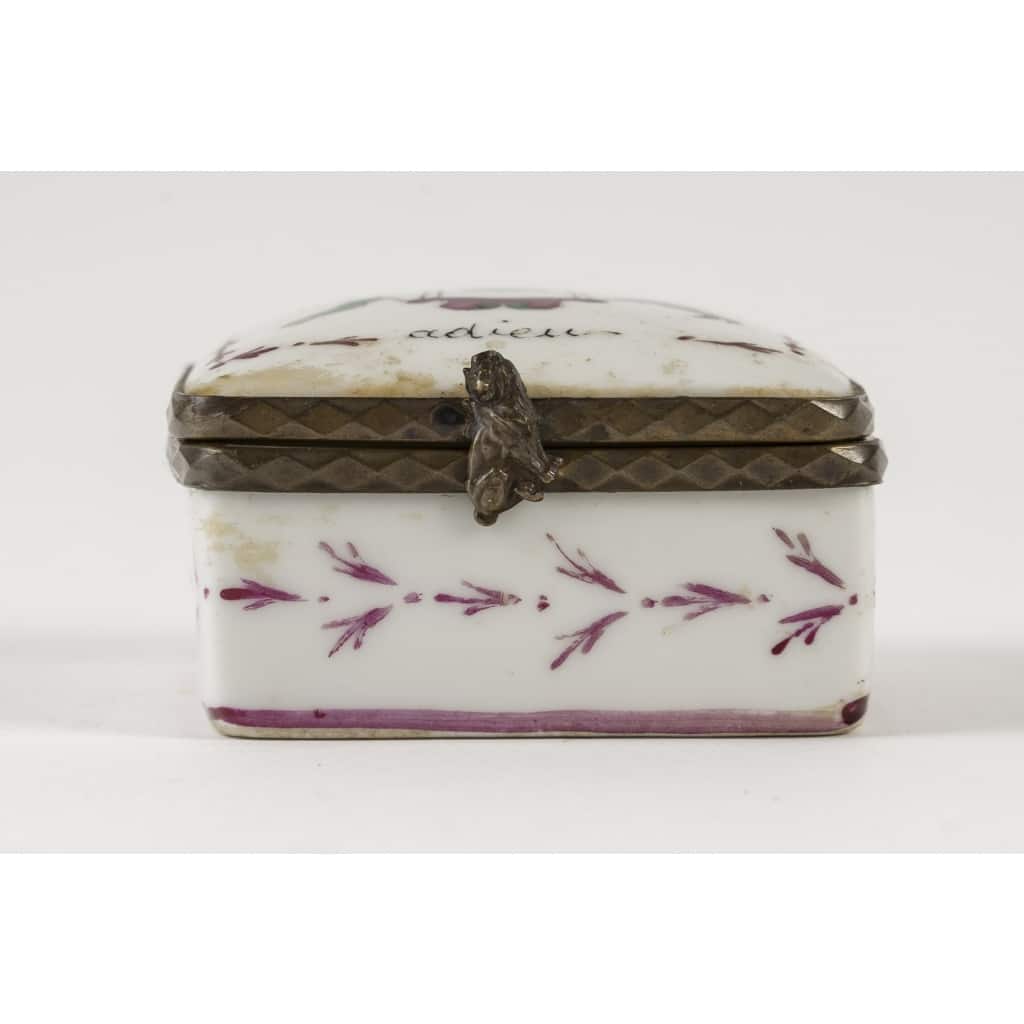 Une petite boite pillulier en porcelaine de forme carré | Biron 