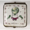 Une petite boite pillulier en porcelaine de forme carré | Biron 