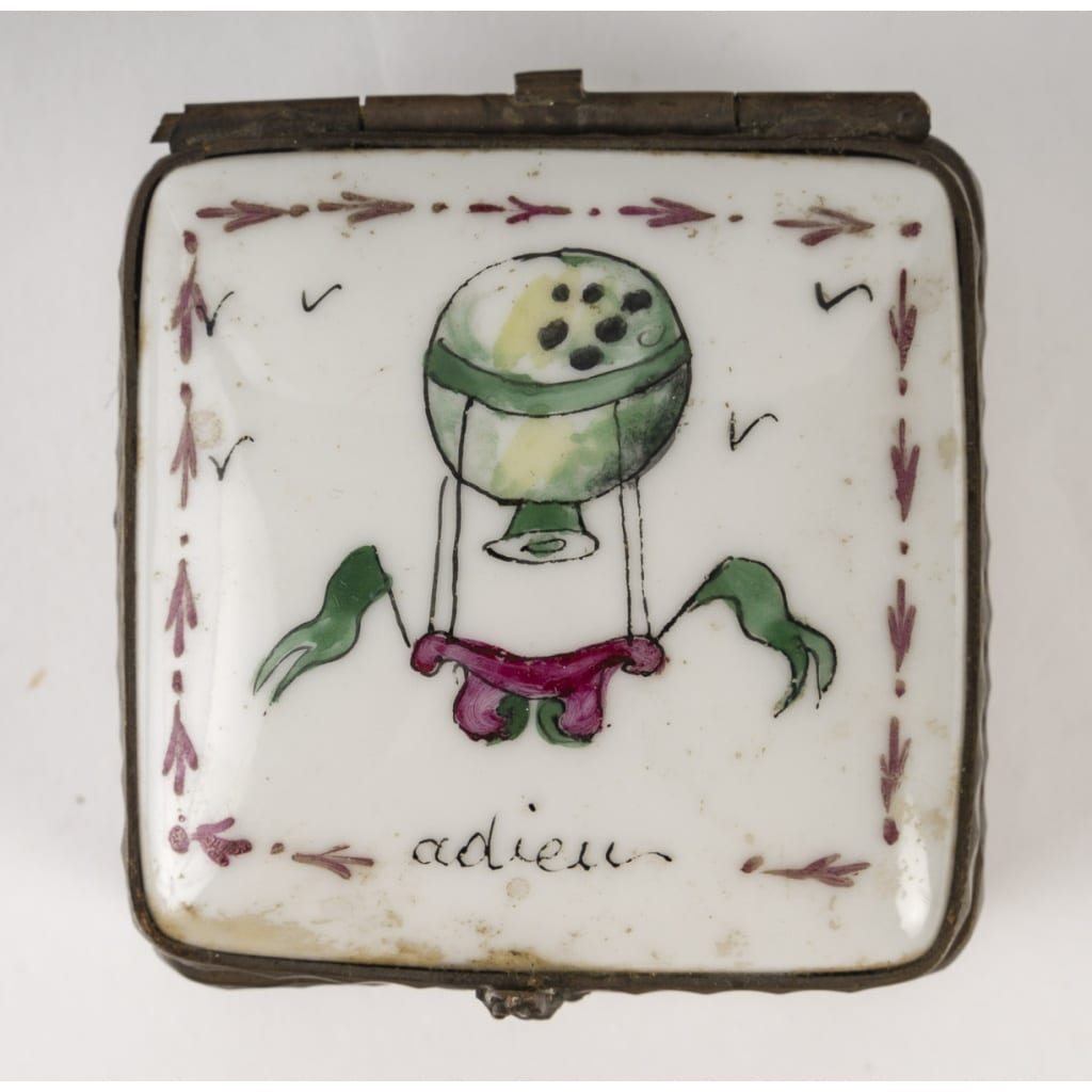 Une petite boite pillulier en porcelaine de forme carré | Biron 