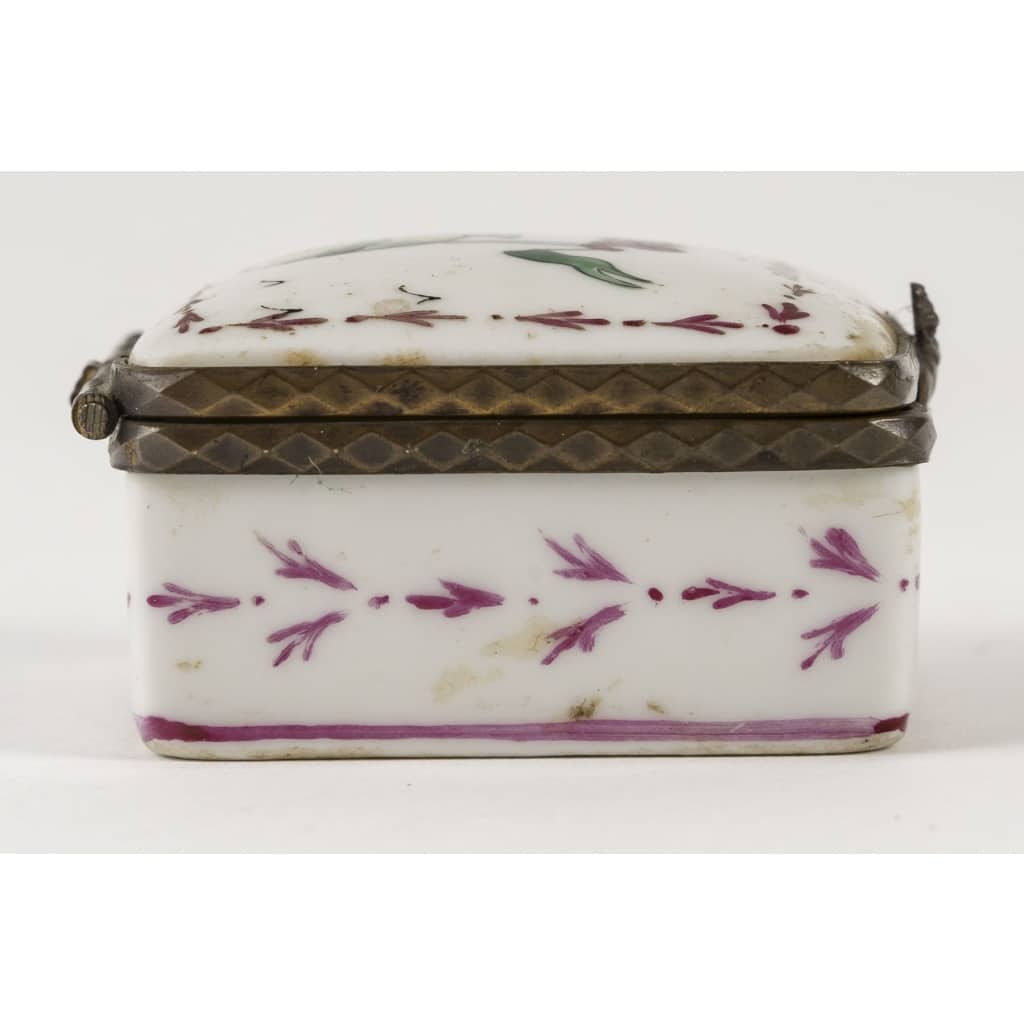 Une petite boite pillulier en porcelaine de forme carré | Biron 