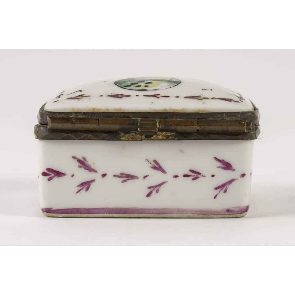 Une petite boite pillulier en porcelaine de forme carré | Biron 