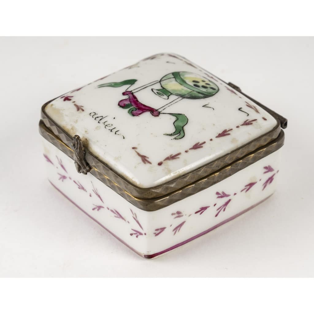 Une petite boite pillulier en porcelaine de forme carré | Biron 