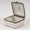 Une petite boite pillulier en porcelaine de forme carré | Biron 