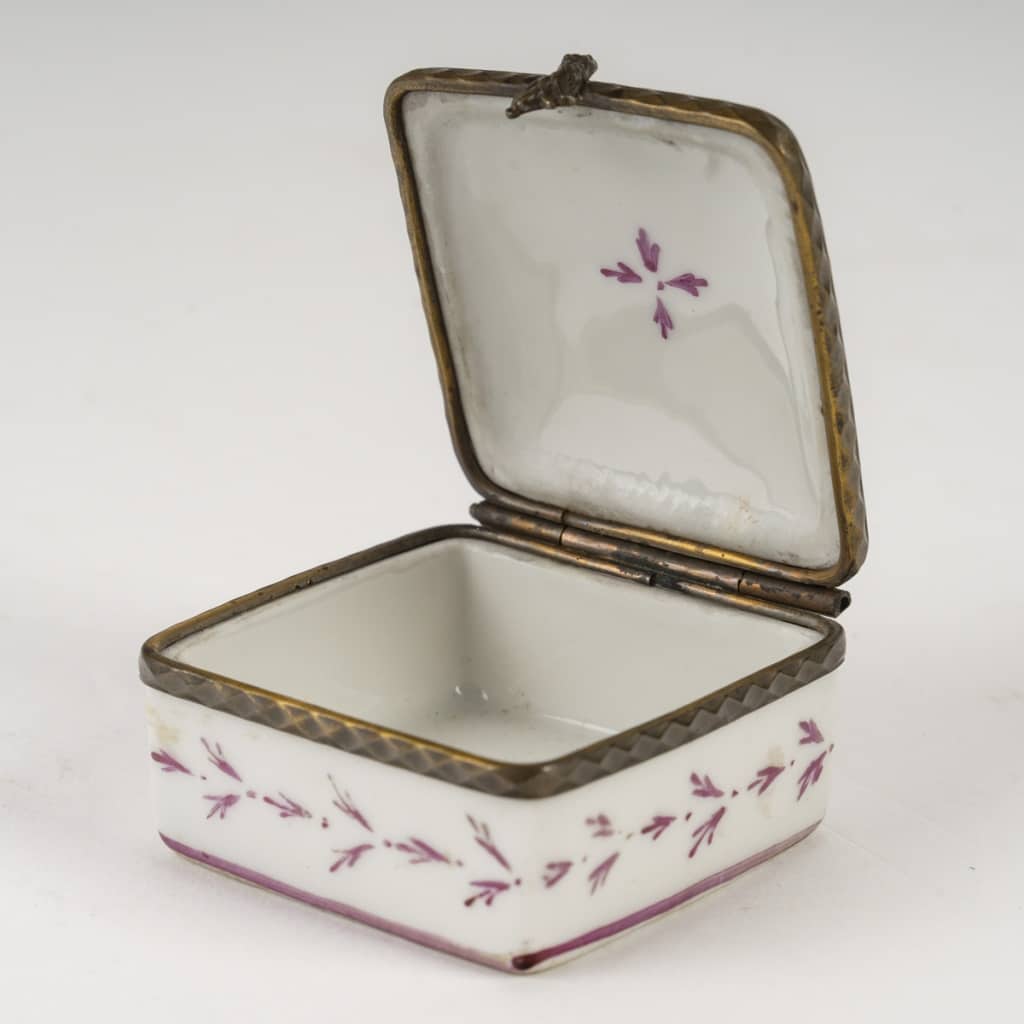 Une petite boite pillulier en porcelaine de forme carré | Biron 