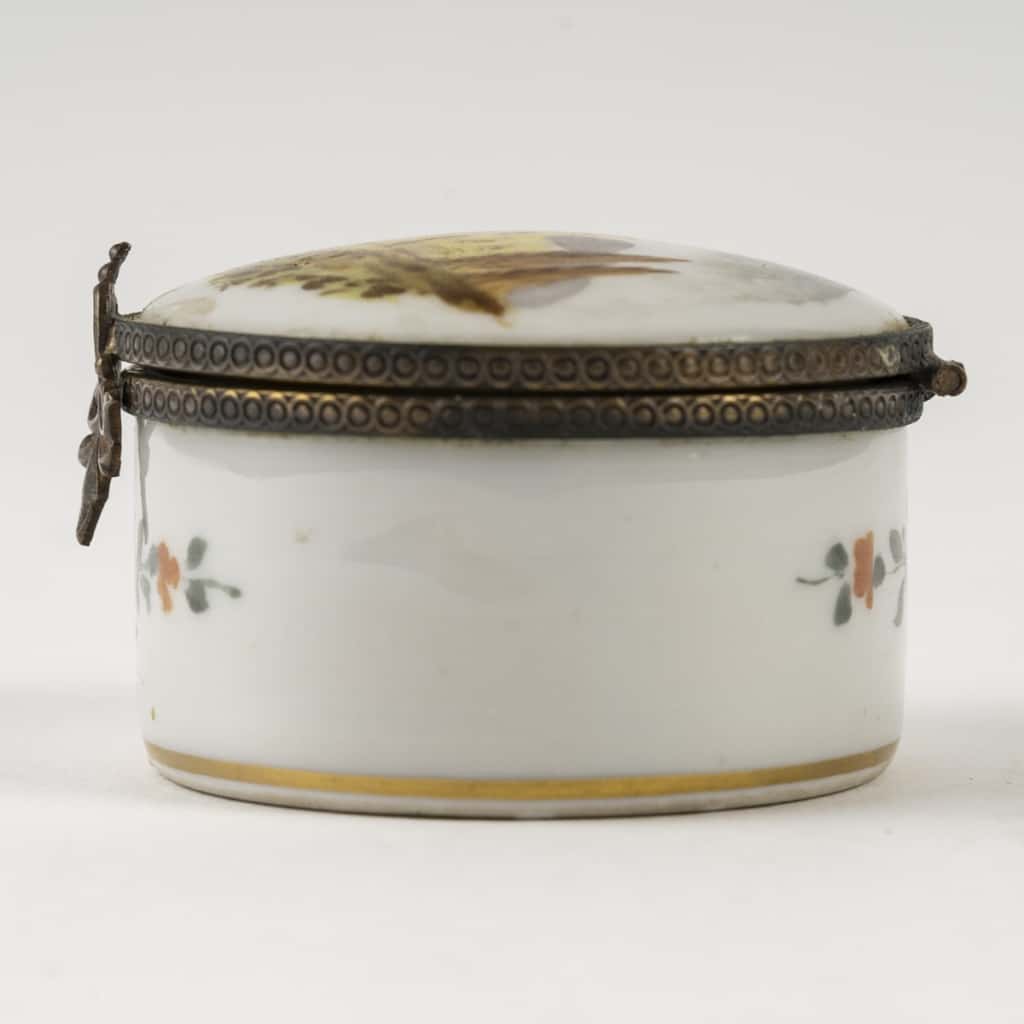 Une petite boite pillulier en poreclaine | Biron 