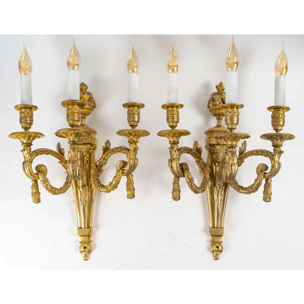 Importante paire d’appliques Louis XVI aux Béliers en bronze ciselé et doré vers 1820-1830 | Biron 