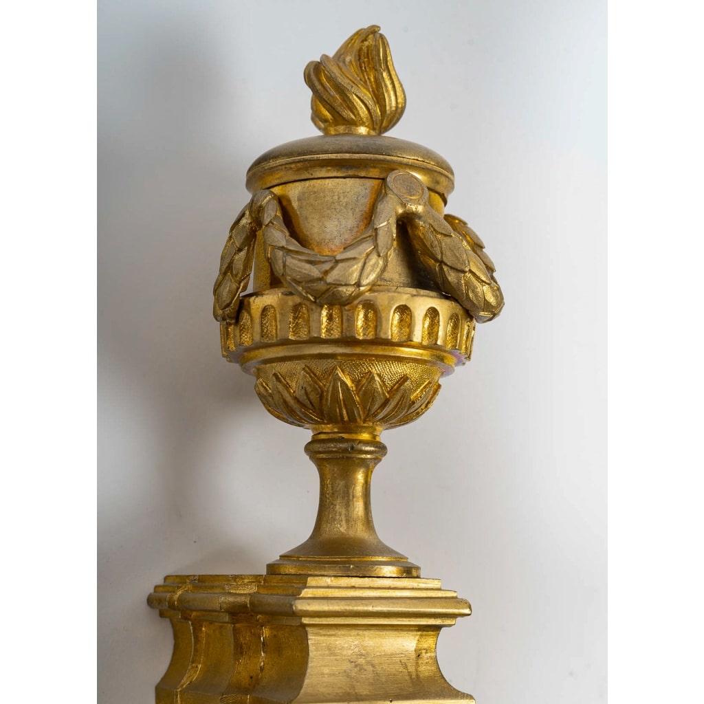 Importante paire d’appliques Louis XVI aux Béliers en bronze ciselé et doré vers 1820-1830 | Biron 