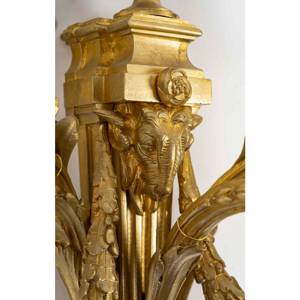 Importante paire d’appliques Louis XVI aux Béliers en bronze ciselé et doré vers 1820-1830 | Biron 