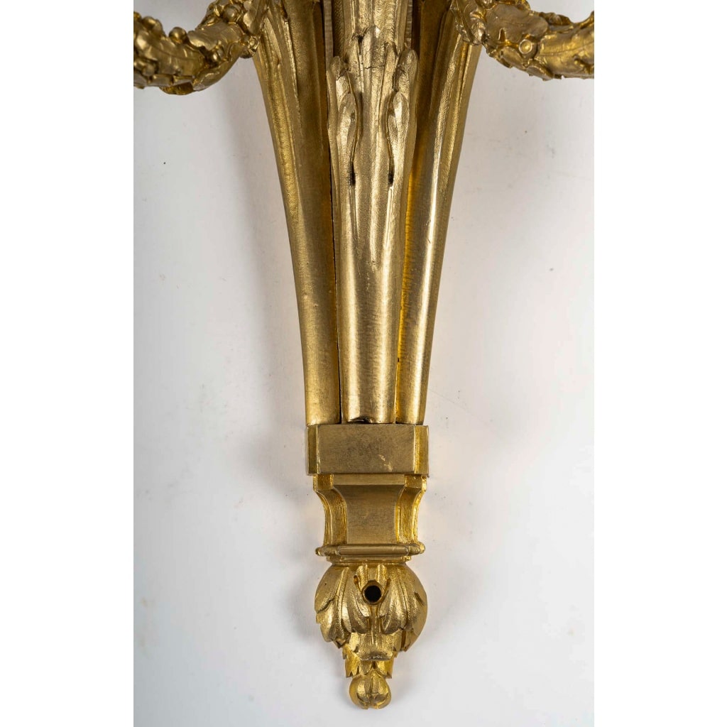 Importante paire d’appliques Louis XVI aux Béliers en bronze ciselé et doré vers 1820-1830 | Biron 