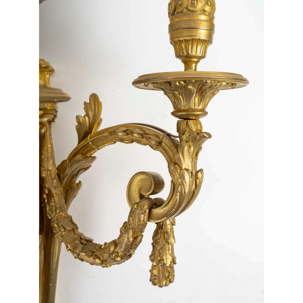 Importante paire d’appliques Louis XVI aux Béliers en bronze ciselé et doré vers 1820-1830 | Biron 