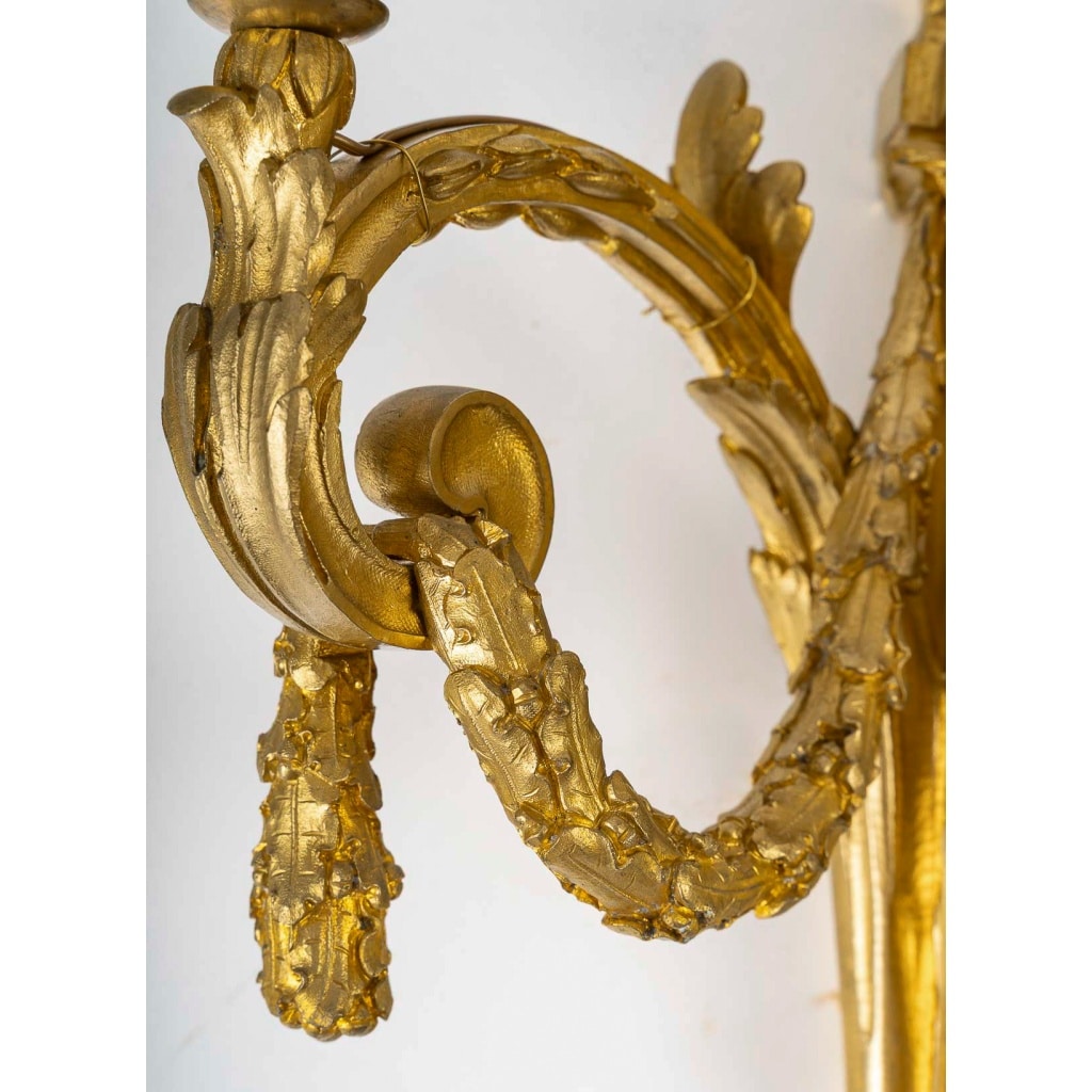 Importante paire d’appliques Louis XVI aux Béliers en bronze ciselé et doré vers 1820-1830 | Biron 