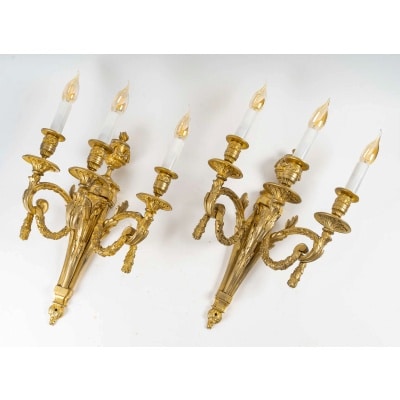 Importante paire d’appliques Louis XVI aux Béliers en bronze ciselé et doré vers 1820-1830