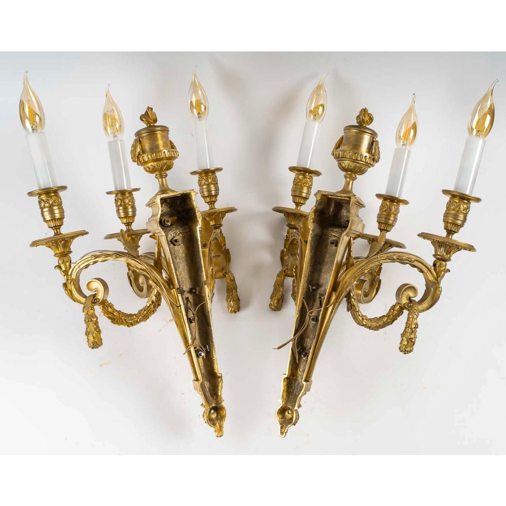 Importante paire d’appliques Louis XVI aux Béliers en bronze ciselé et doré vers 1820-1830 | Biron 