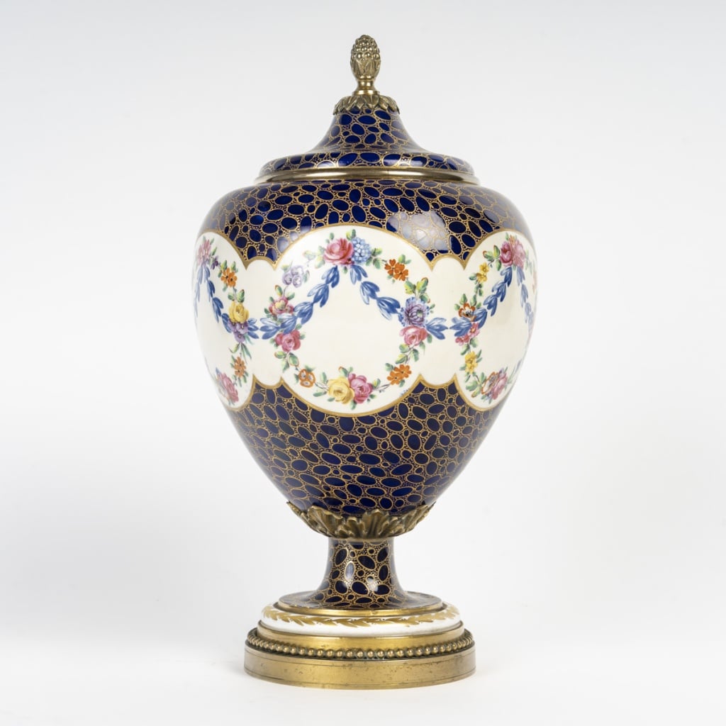 Vase couvert sur piedouche | Biron 