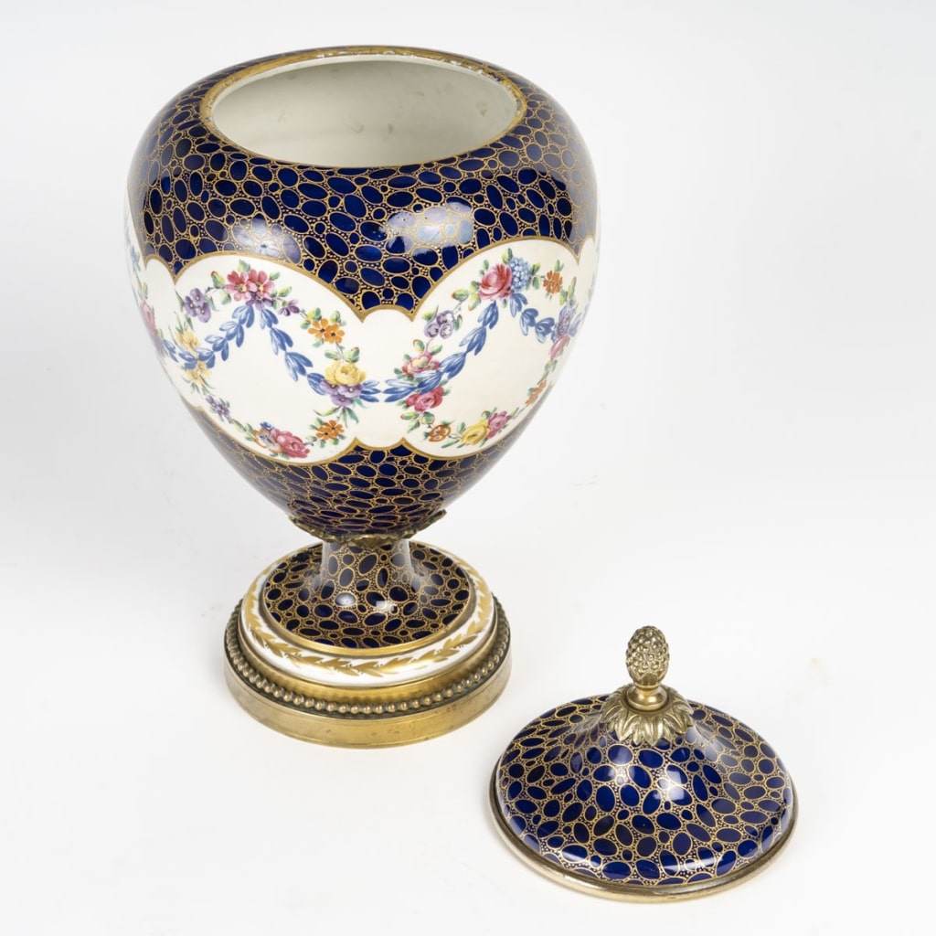 Vase couvert sur piedouche | Biron 
