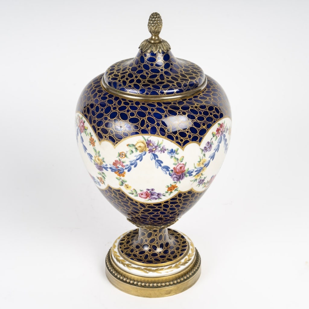 Vase couvert sur piedouche | Biron 