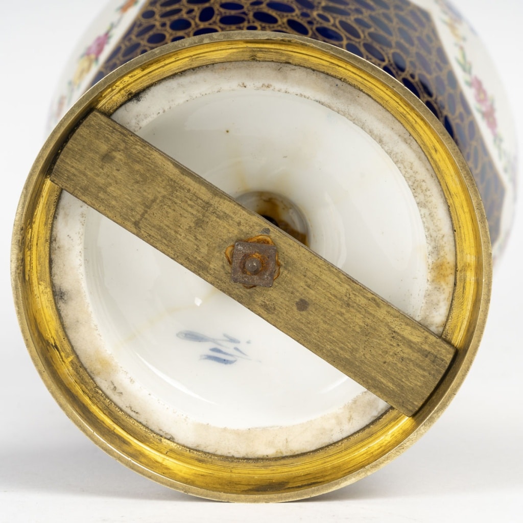 Vase couvert sur piedouche | Biron 