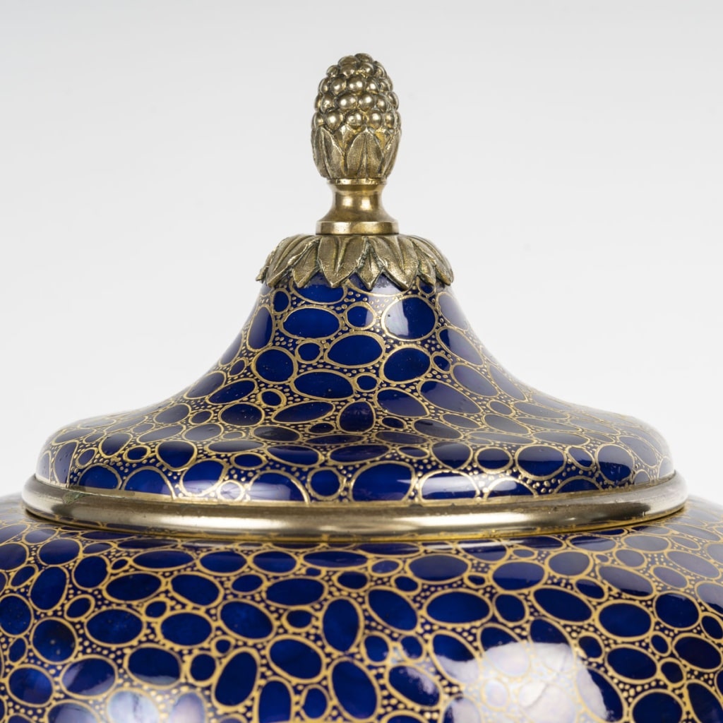 Vase couvert sur piedouche | Biron 